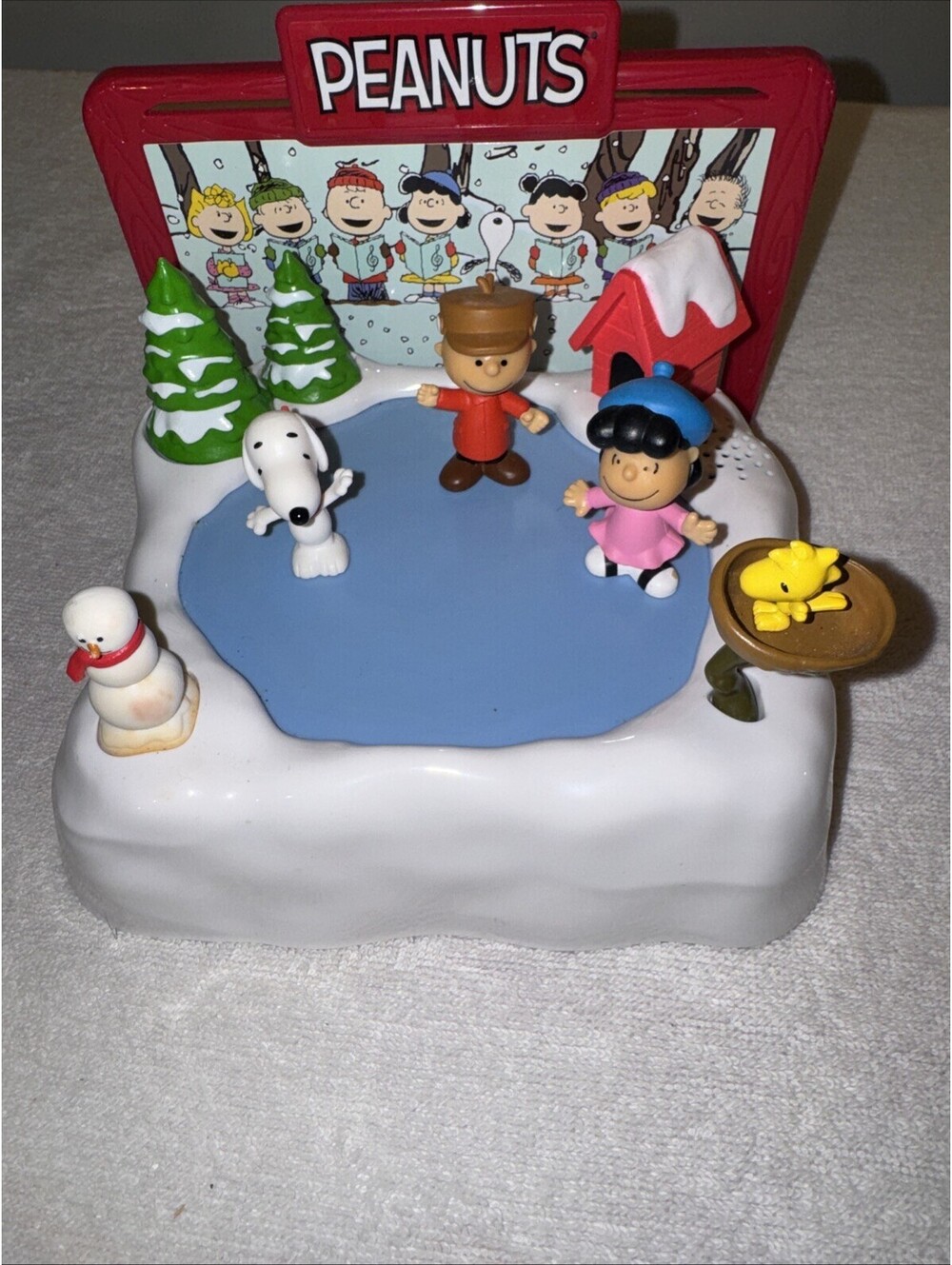 Peanuts Musical Motorized Ice Skating Rink W/ SNOOPY CHARLIE BROWN & LUCY 3 Figs